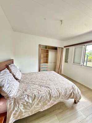 3 bedrooms, iron/ironing board, WiFi, bed sheets