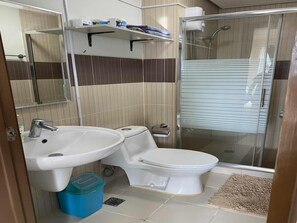 Appart'hôtel, 1 chambre, accessible aux personnes à mobilité réduite, balcon | Salle de bain