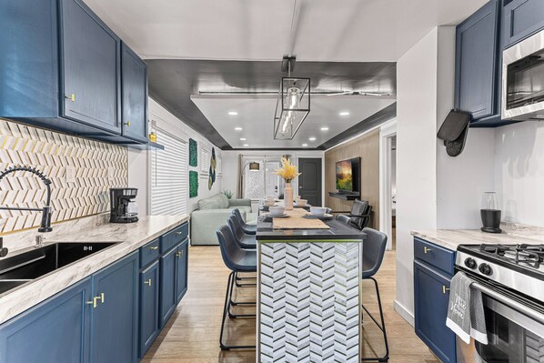 Een koelkast, een microgolfoven, een oven, een kookplaat