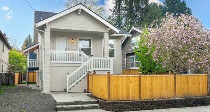 Newly renovated 3B2B home with parking, yard, AC in lovely Seattle Mt Baker