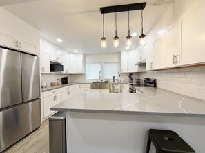 Microwave, oven, stovetop, dishwasher - Newly renovated 3B2B main home with yard, AC in lovely Seattle Mt Baker (Seattle)