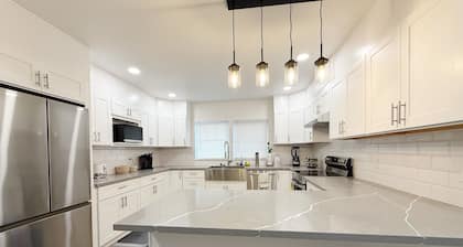 Newly renovated 3B2B main home with yard, AC in lovely Seattle Mt Baker