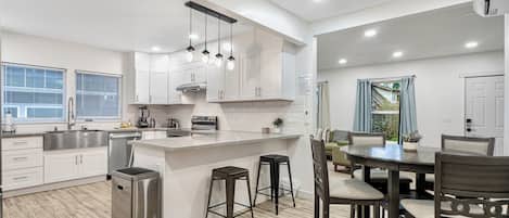 Micro-ondes, four, plaque de cuisson, lave-vaisselle