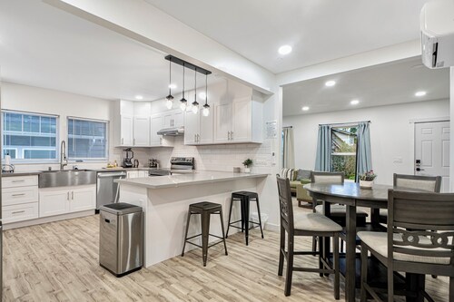 Newly renovated 3B2B main home with yard, AC in lovely Seattle Mt Baker