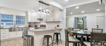 Newly renovated 3B2B main home with yard, AC in lovely Seattle Mt Baker