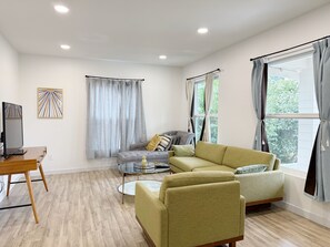 Smart TV - Newly renovated 3B2B main home with yard, AC in lovely Seattle Mt Baker (Seattle)