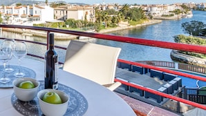 Outdoor dining - Apartment in Empuriabrava Near Sand Beach (Castello d'Empuries)