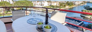 Apartamento | Restaurante al aire libre