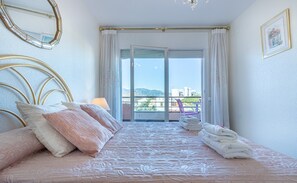 Apartament | 3 dormitoris i planxa i posts de planxar 