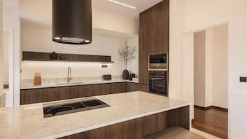 Kylskåp, mikrovågsugn, spishäll och diskmaskin