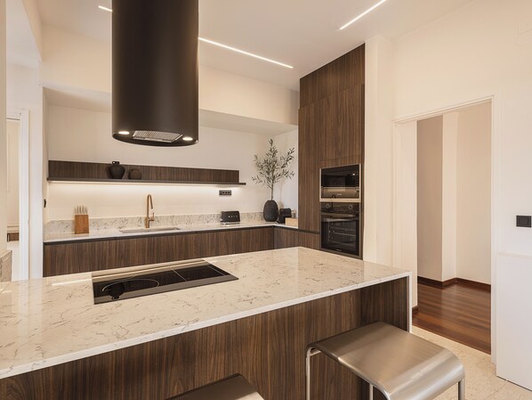 Fridge, microwave, stovetop, dishwasher
