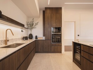 Réfrigérateur, micro-ondes, plaque de cuisson, lave-vaisselle