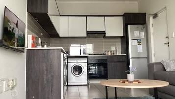 Geladeira, micro-ondas, fogão, cooktop