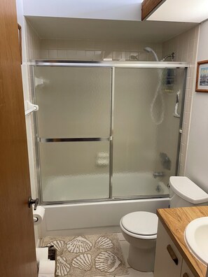 Dusche, Haartrockner, Handtücher, Seife