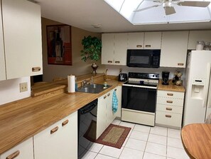 Micro-ondes, four, plaque de cuisson, lave-vaisselle