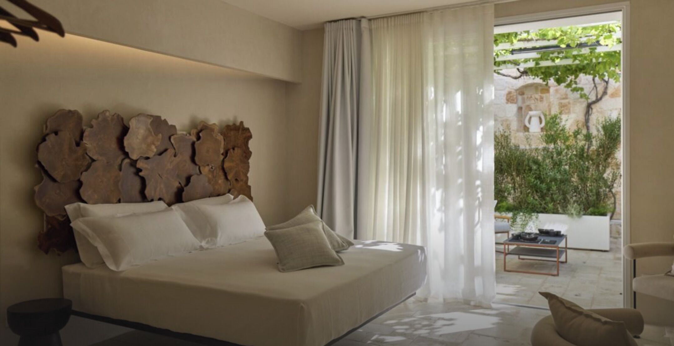 Suite, 1 King-Bett, Terrasse, zum Garten hin | Hochwertige Bettwaren, Betten mit Memory-Foam-Matratzen, Minibar