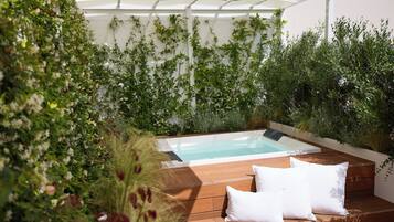 Luxury Room, 1 King Bed, Garden View | Private spa tub