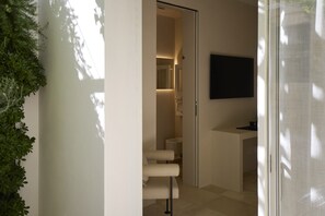 Elite Room, 1 King Bed, Garden View