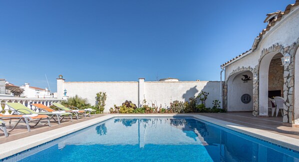 Pool - Apartment in Empuriabrava Near Sandy Beach (Castello d'Empuries)