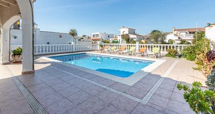 Modern 1-bedroom Apartment With Terrace