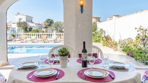 Villa | Restaurante al aire libre