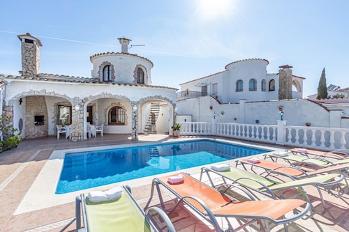 Apartment in Empuriabrava Near Sandy Beach