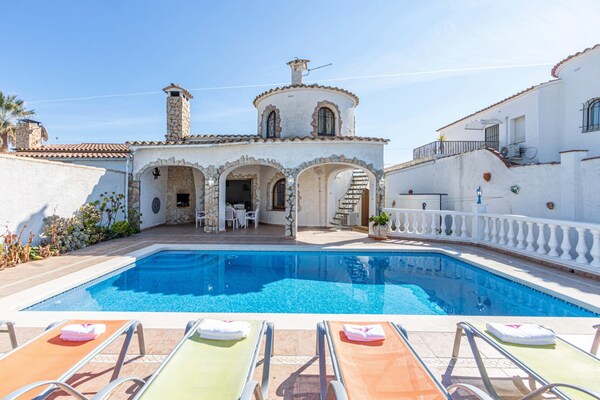 Apartment In Empuriabrava Near Sandy Beach - Empuriabrava