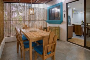 Appartement, patio, vue sur la ville | Repas dans la chambre