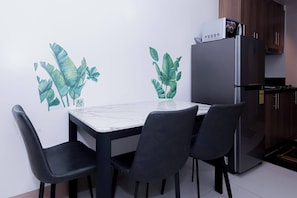 Condo, 1 Bedroom, Balcony, Pool View | Dining room