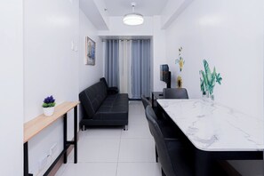 Condo, 1 Bedroom, Balcony, Pool View | Living room