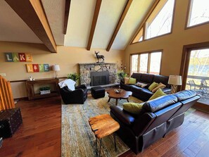 Smart TV, caminetto, tavolo da calcetto, libri