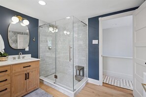 Hair dryer, towels, soap, toilet paper - Spacious, bright, renovated and on the Main Line! (Ardmore)