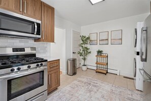 Four à micro-ondes, un four, surface de cuisson, lave-vaisselle