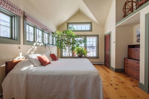Historic Whitford Cottage, sweeping views, sunny and serene