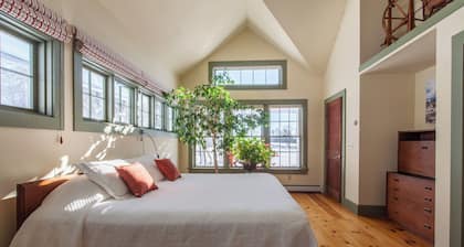 Historic Whitford Cottage, sweeping views, sunny and serene