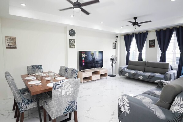 Room, 1 Bedroom, Terrace, Garden View | Dining room