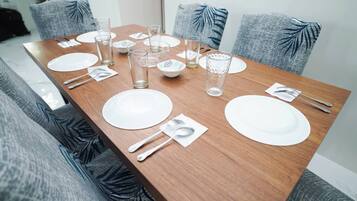 Room, 1 Bedroom, Terrace, Garden View | Dining room