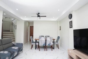 Room, 1 Bedroom, Terrace, Garden View | Dining room