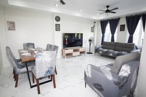 Zimmer, 2 Schlafzimmer, Terrasse, Gartenblick | Wohnzimmer