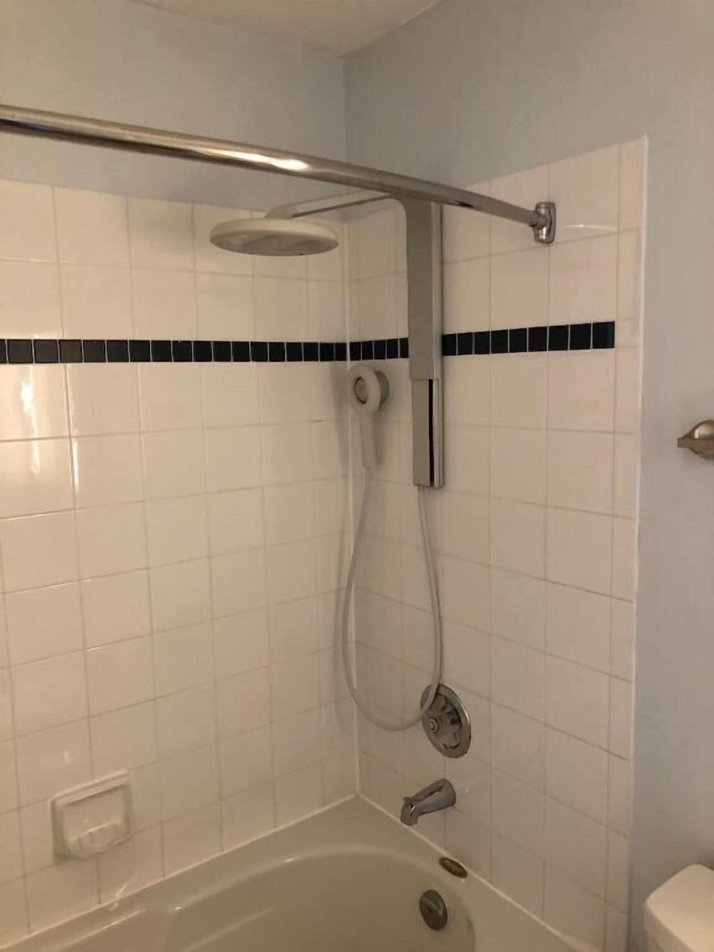 Kylpyhuone, jossa on kylpyamme, suihku ja wc.