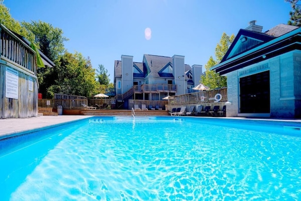 Una piscina al aire libre de temporada