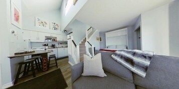 Apartamento estándar, 2 habitaciones, balcón, vistas a la montaña | Zona de estar | Televisión de pantalla plana de 43 pulgadas con canales por cable