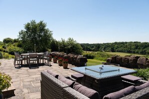Outdoor dining - Stunning North Coast Villa, River View Hot Tub 20+ (Coleraine)