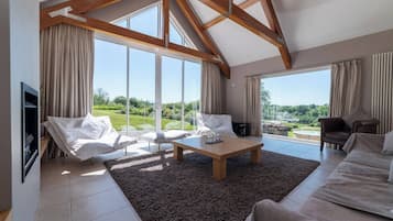 Smart TV, fireplace, ping pong, books