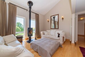 Room - Stunning North Coast Villa, River View Hot Tub 20+ (Coleraine)