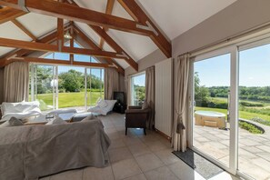 Smart-tv, een open haard, een tafeltennistafel en boeken