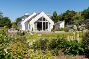 Exterior - Stunning North Coast Villa, River View Hot Tub 20+ (Coleraine)