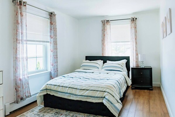 3 habitaciones, tabla de planchar con plancha, wifi y ropa de cama 