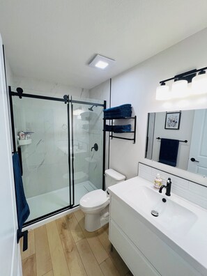 Dusj, hårføner, håndklær og såpe