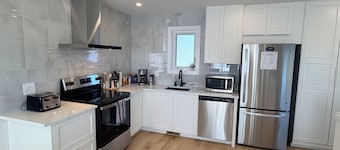 NW, Carriage home Close to U of C & Hospitals